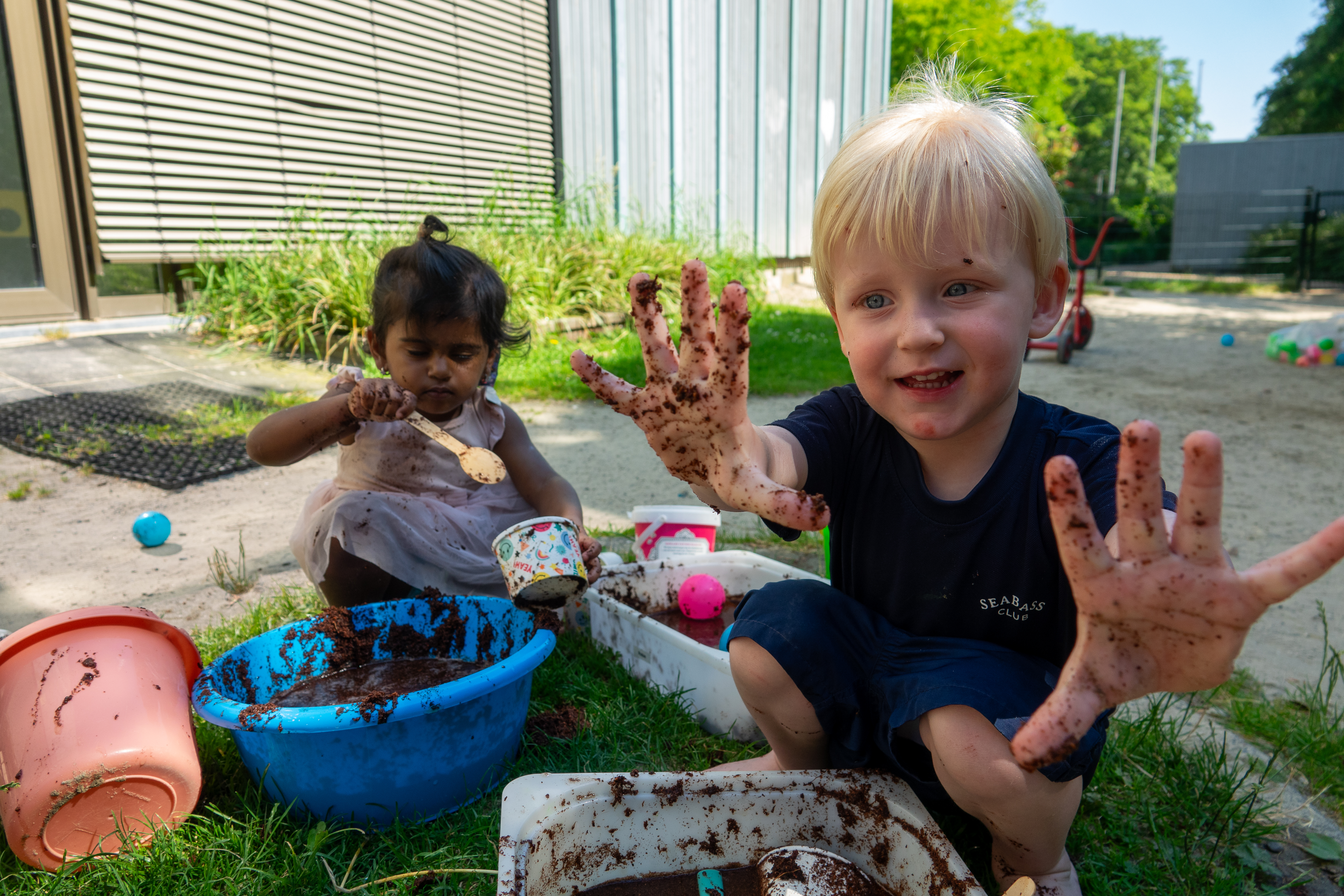 Lekker vies worden tijdens het buitenspelen op kinderdagvebrlijf Toverkunst van gro-up