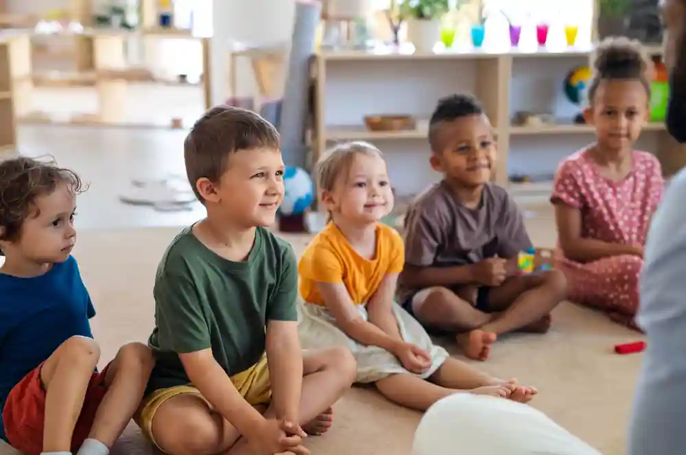 gro-up kinderen in een kring