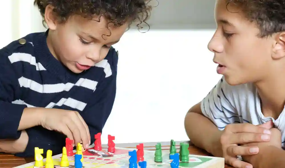gro-up kinderen spelen Bordspel gro-up kinderen spelen Bordspel