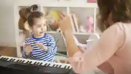 gro-up volwassene ouder maakt samen met haar dochter muziek gro-up volwassene ouder maakt samen met haar dochter muziek