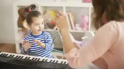 gro-up volwassene ouder maakt samen met haar dochter muziek