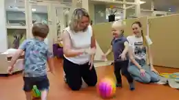 Kinderen spelen met de beweegbox op de peuteropvang van gro-up Kinderen spelen met de beweegbox op de peuteropvang van gro-up