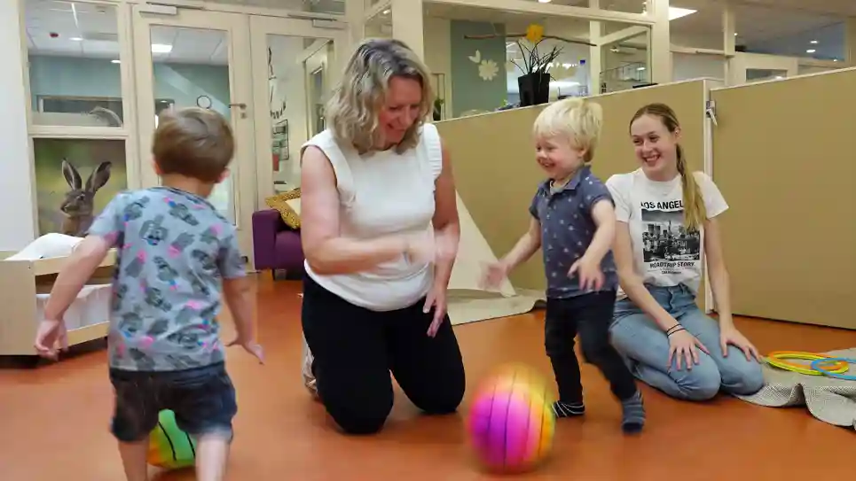 Kinderen spelen met de beweegbox op de peuteropvang van gro-up