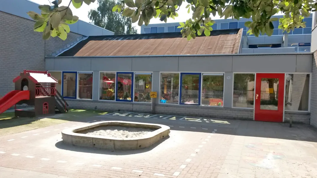 Een foto van de buitenkant van BSO Oosterflank van gro-up in Rotterdam