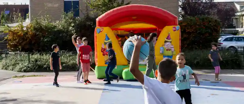 gro-up buurtwerk Vijfheerenlanden Kinderen spelen op straat tijdens een activiteit van gro-up buurtwerk in Vijfheerenlanden