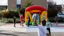 gro-up buurtwerk Vijfheerenlanden Kinderen spelen op straat tijdens een activiteit van gro-up buurtwerk in Vijfheerenlanden