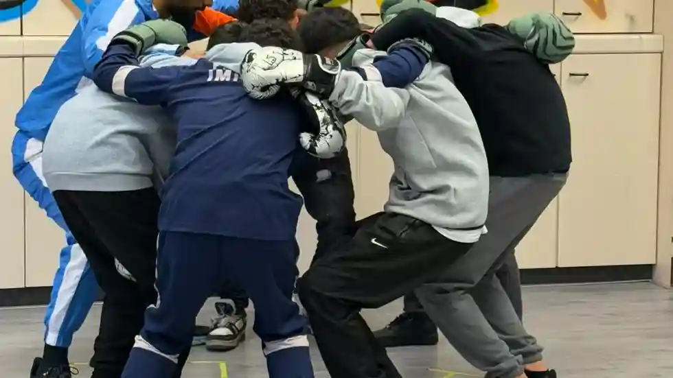 Go And Grow Jongeren staan in een kring voor een bokstraining van Go & Grow van gro-up buurtwerk