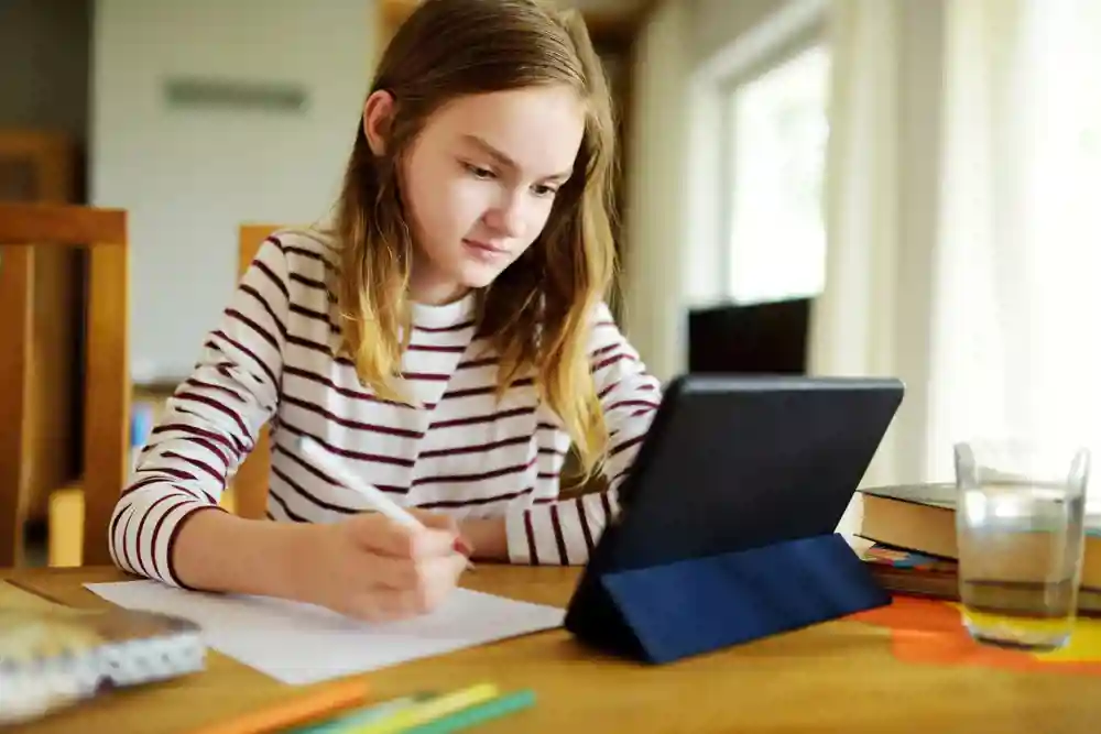 gro-up Kind maakt huiswerk met tablet