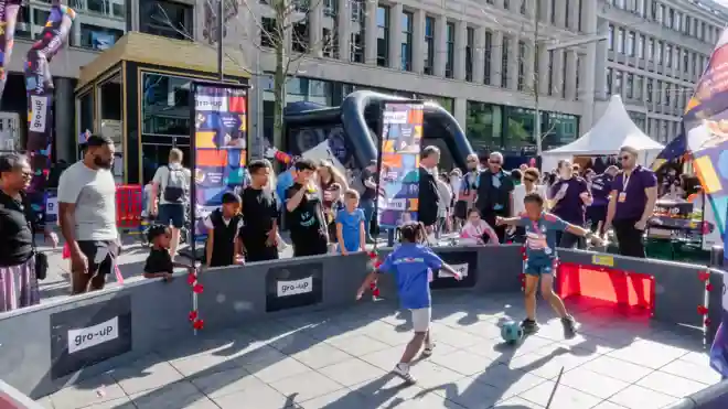 gro-up Kids Run Marathon Rotterdam Kids Corner Panna Kinderen voetballen in de pannakooi van de kids corner tijdens de NN Kids Run van de Marathon Rotterdam