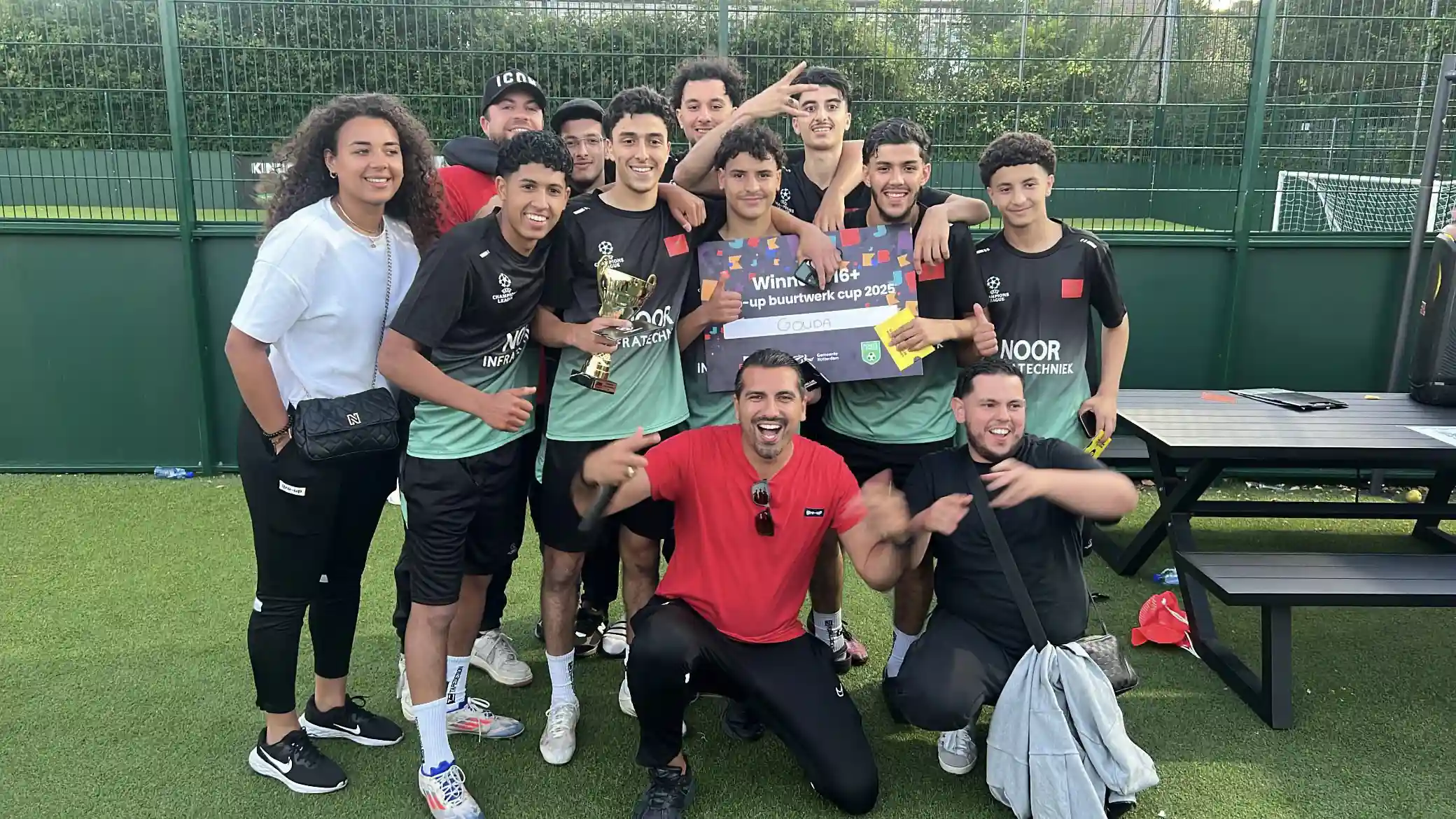 gro-up jeugd Het winnende team van de gro-up Buurtwerkcup 2025 poseert voor een groepsfoto gro-up jeugd Het winnende team van de gro-up Buurtwerkcup 2025 poseert voor een groepsfoto