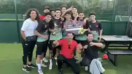 Rivaliteit maakt plaats voor verbondenheid op gro-up Buurtwerkcup 2025 Het winnende team van de gro-up Buurtwerkcup 2025 poseert voor een groepsfoto