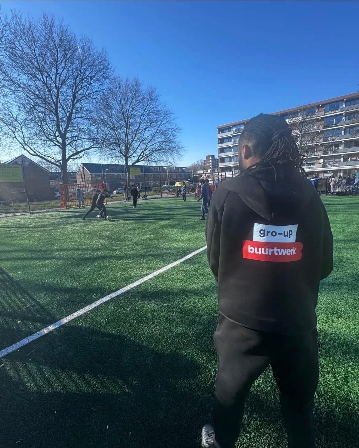 Een buurtwerker organiseert een voetbaltoernooi in Gouda