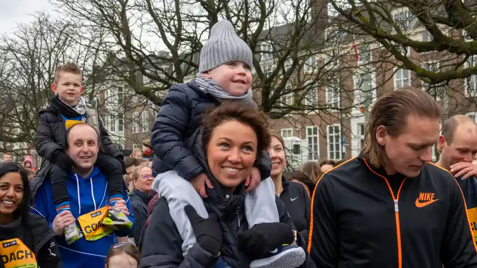 gro-up Familieloop Singelloop Kinderen en ouders aan de start van de gro-up Familieloop tijdens de Singelloop in Gouda