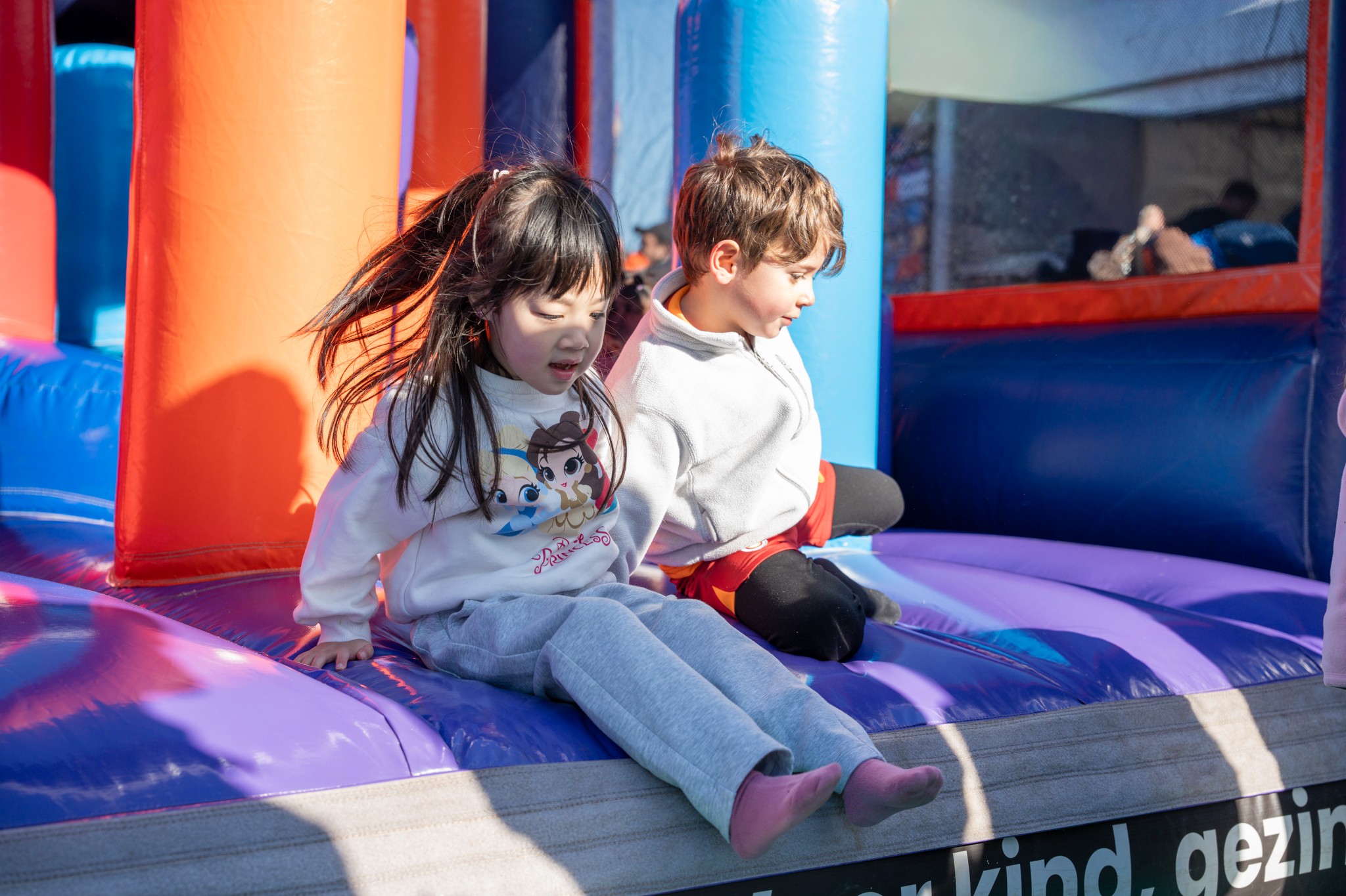 meisje en jongen zitten op de gro-up stormbaan