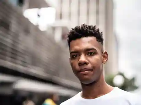 Herstelacademie Jongen kijkt in de camera op straat