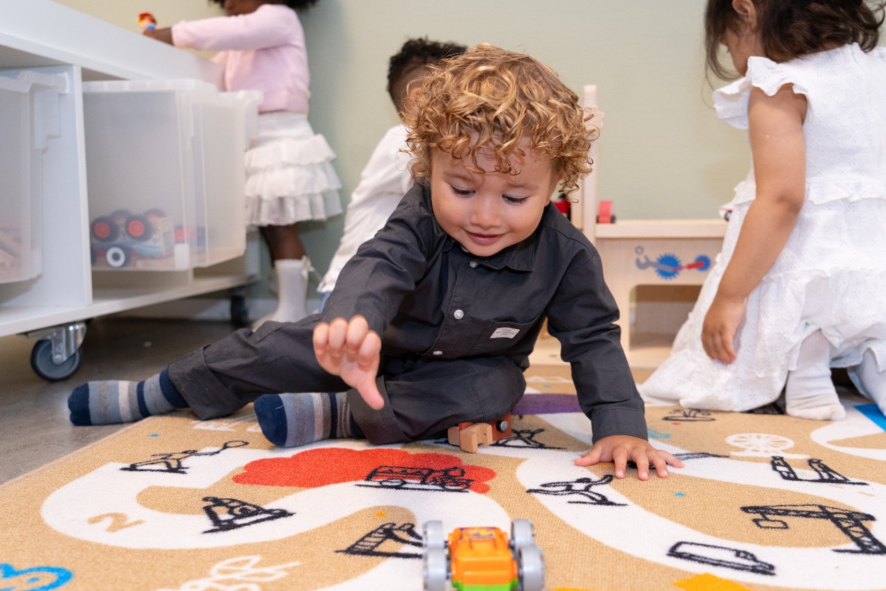 Peuter speelt met auto's bij gro-up kinderdagverblijf Kleinkunst in Rotterdam Nesselande