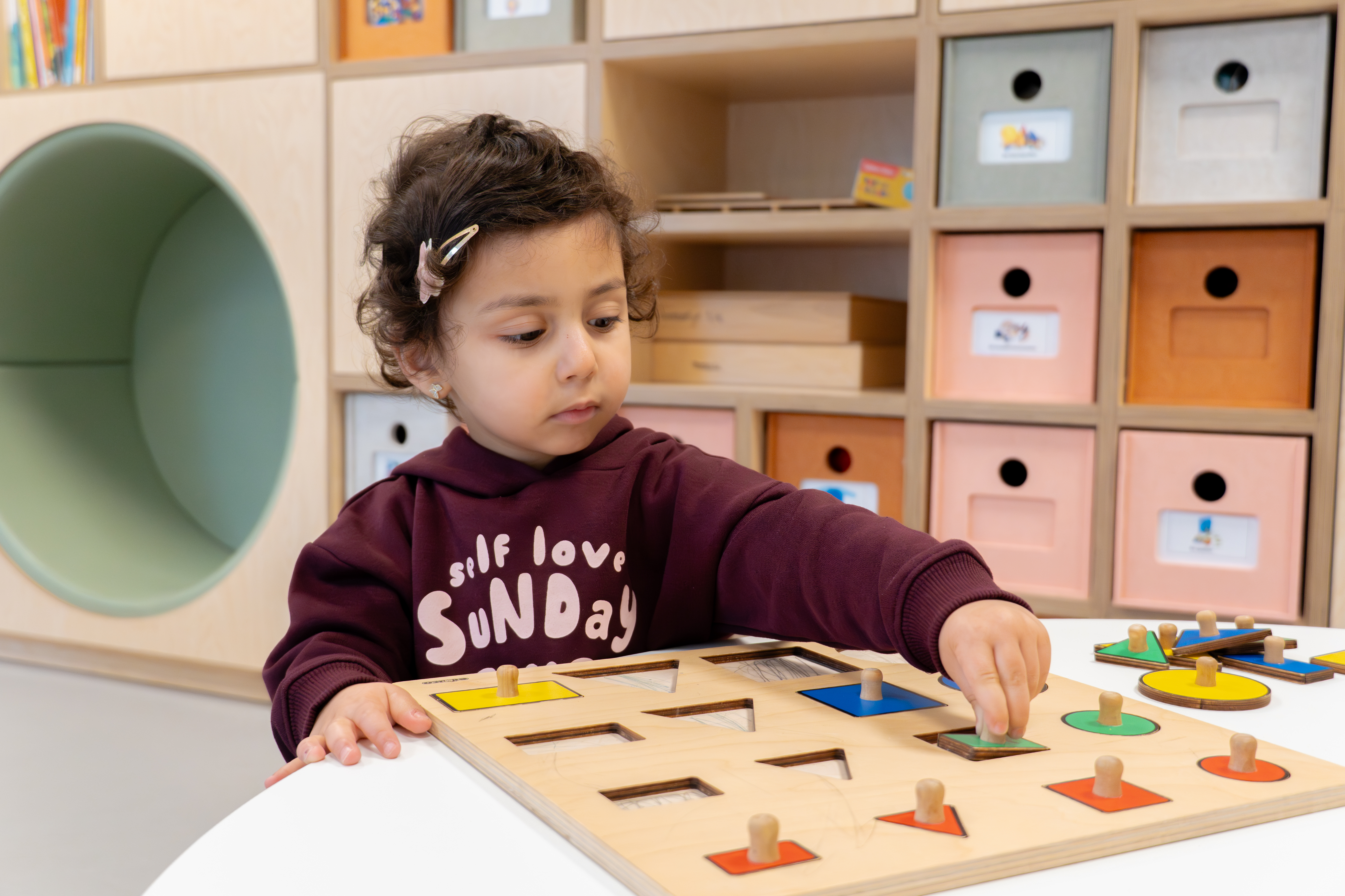 gro-up kinderopvang meisje maakt een puzzel