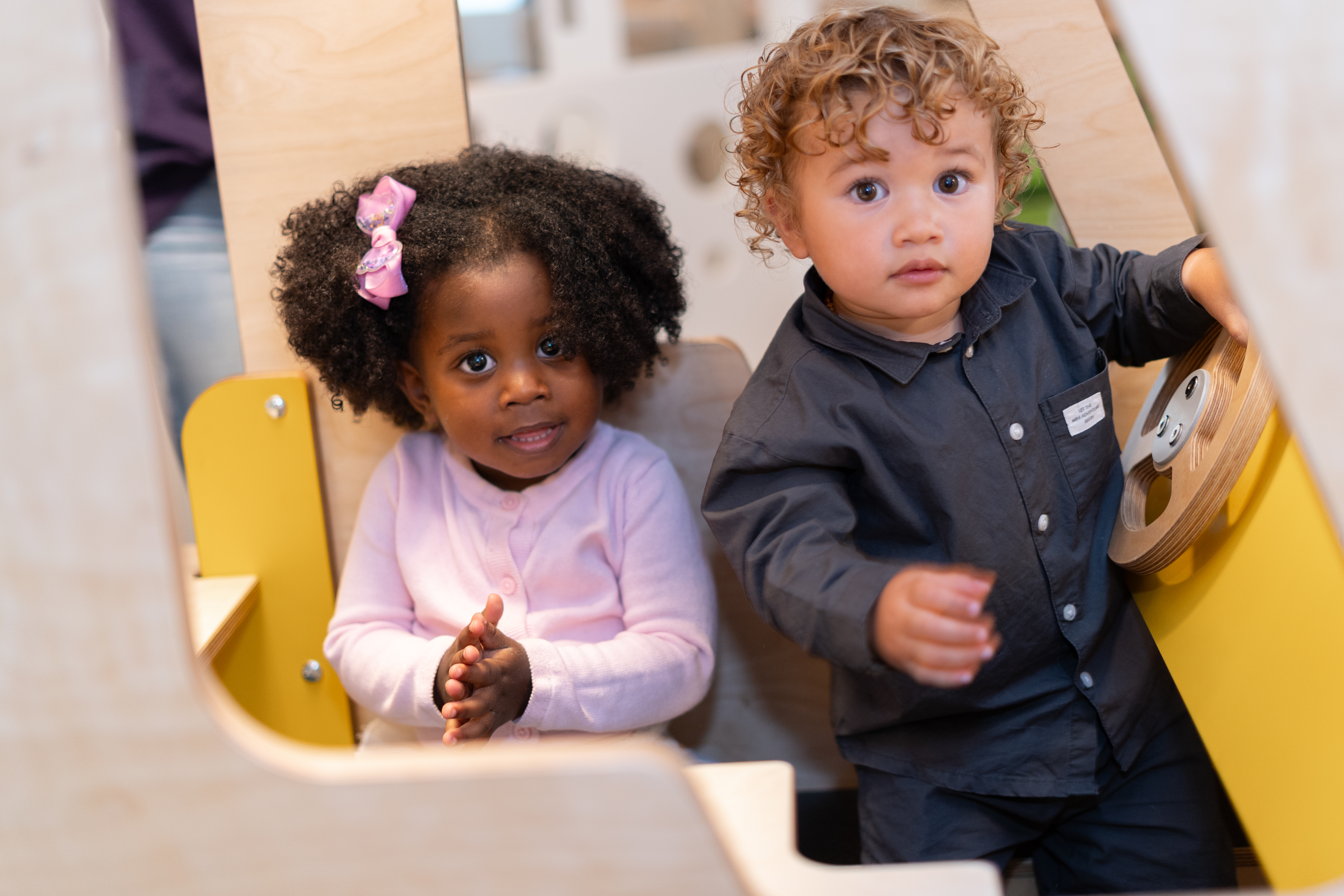 Meisje en jongen samen op het kinderdagverblijf van gro-up