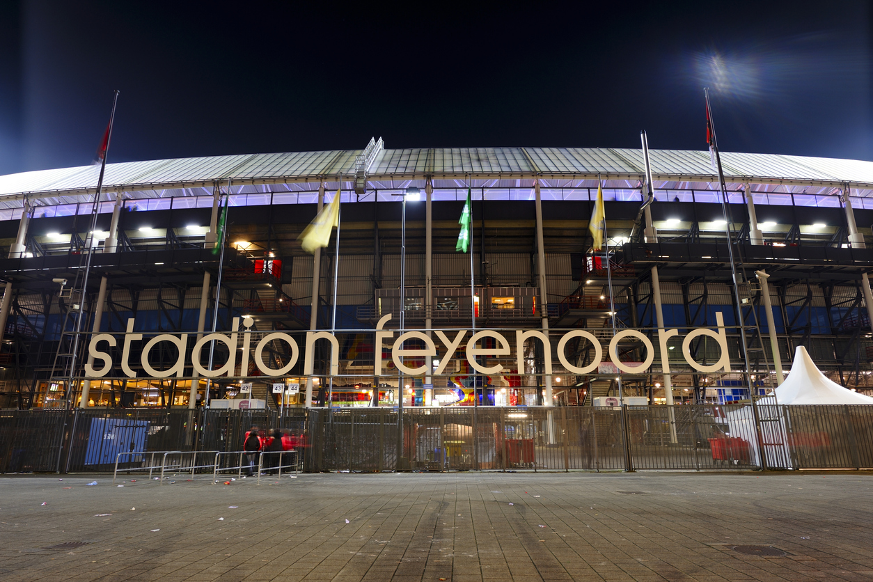 Supporters stromen binnen bij een avondwedstrijd in Stadion Feyenoord De Kuip in Rotterdam 