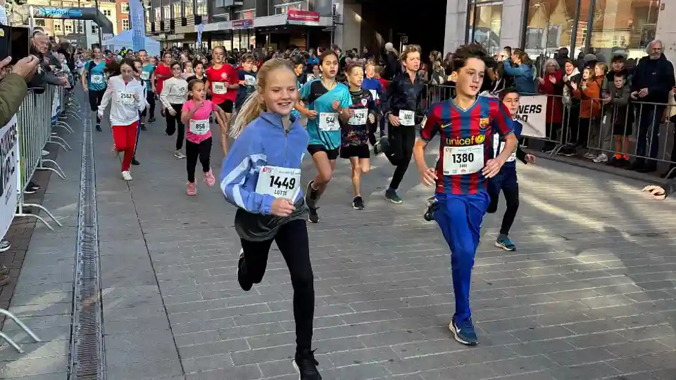 gro-up jeugdloop van de DrechtStadLoop 2024 kinderen rennen door Dordrecht tijdens de gro-up jeugdloop van de DrechtStadLoop 2024