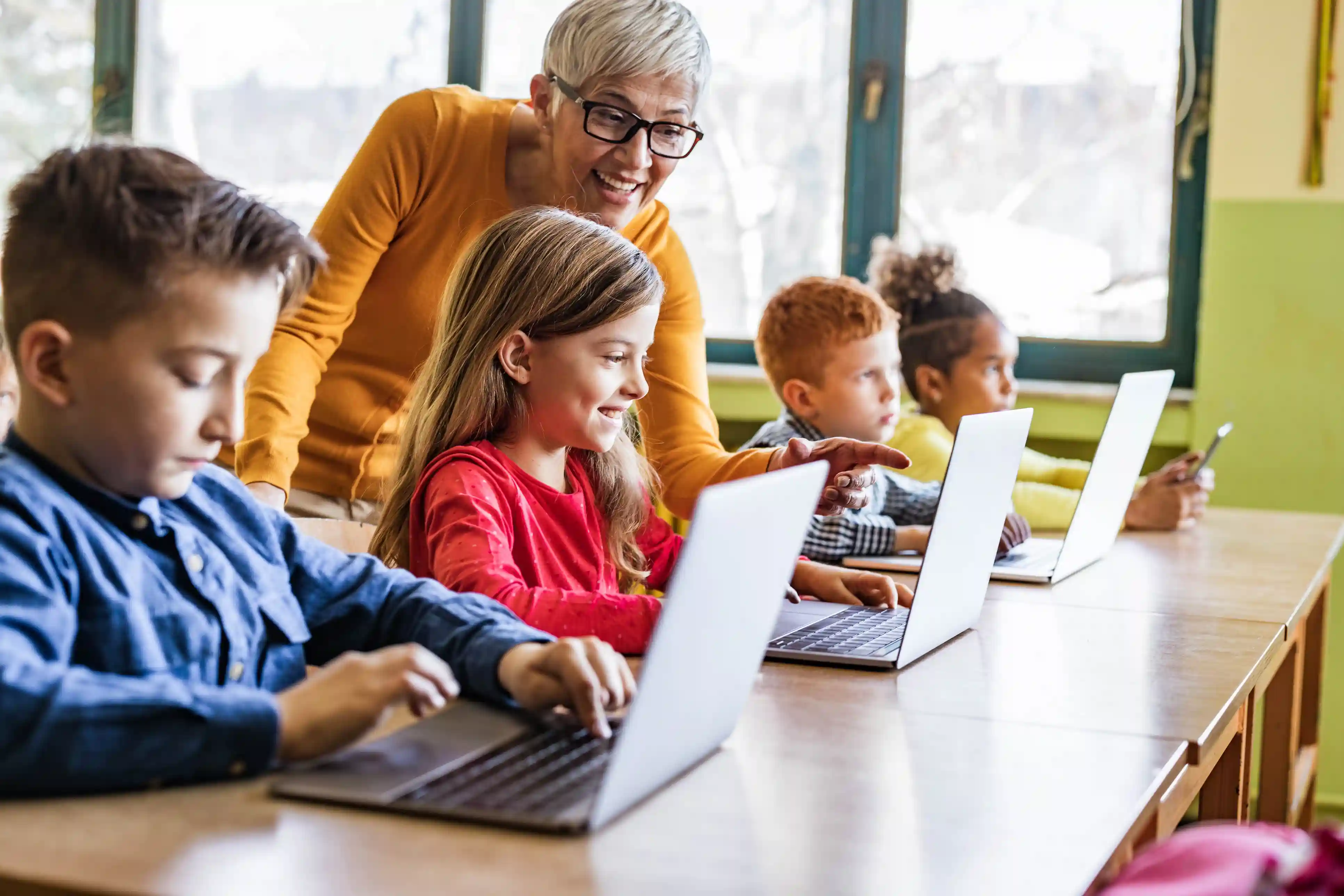Kinderen krijgen les in mediawijsheid achter laptops