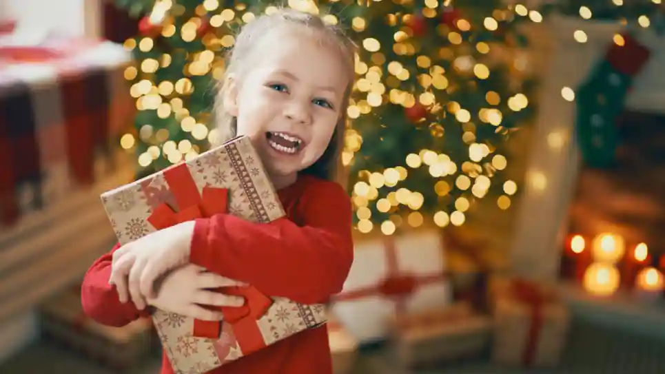 gro-up kind knutselt Kerstkaart