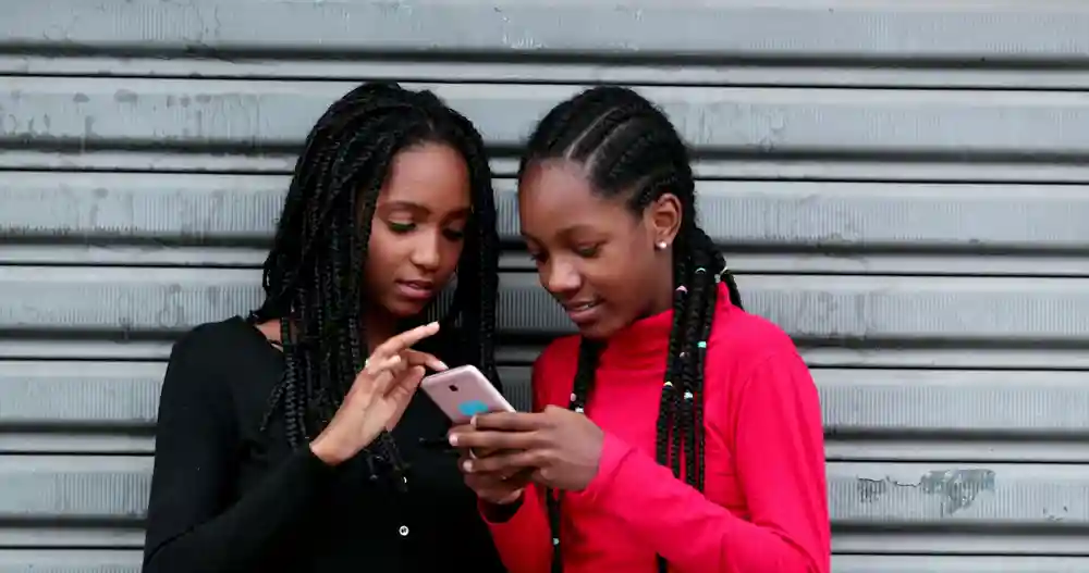 gro-up jeugd twee meisjes met smartphone gro-up twee meisjes met smartphone