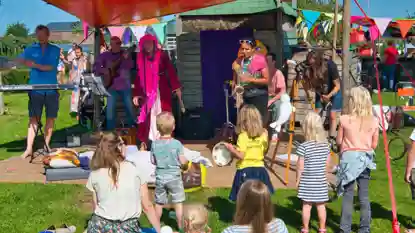 gro-up kinderen bekijken een optreden Leidsche Rijn festival