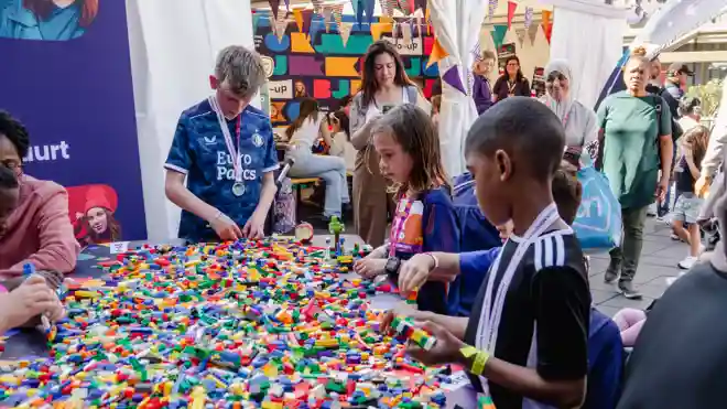 gro-up Kids Run Marathon Rotterdam Kids Corner Lego Kinderen spelen met Lego in de kids corner tijdens de NN Kids Run van de Marathon Rotterdam