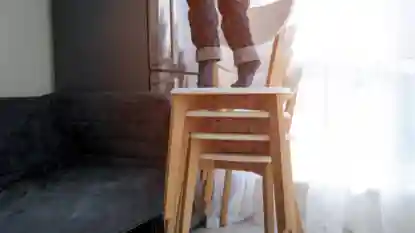 gro-up kinderen op stapel stoelen klimmen