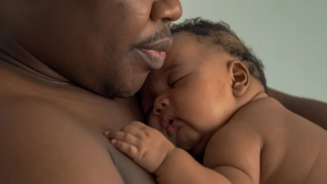 Man met baby op de borst in Geboortehotel Maasstad van gro-up