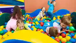 gro-up kinderen in ballenbak Waarom spelen belangrijk is voor je kind