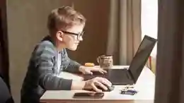 gro-up kind met laptop Week van de mediawijsheid gro-up kind met laptop Week van de mediawijsheid