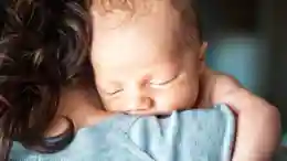 gro-up baby tegen vrouw aan gro-up baby ligt op schouder van een vrouw