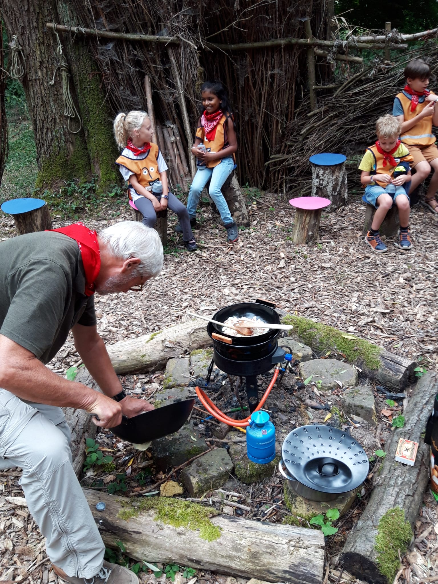 gro-up kinderen maken eten tijdens de campingweek