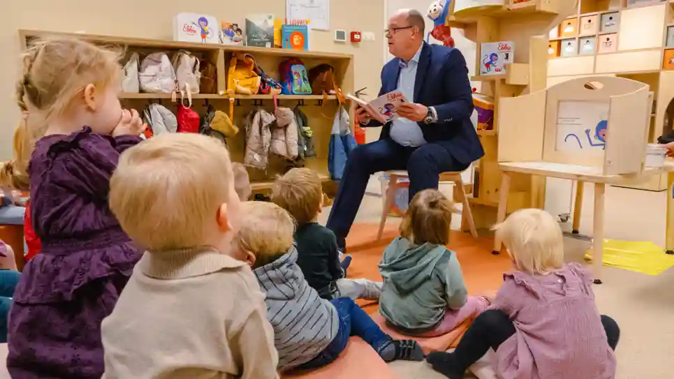 gro-up kinderen worden voorgelezen door Wethouder tijdens de Nationale Voorleesdagen gro-up kinderen worden voorgelezen door Wethouder tijdens de Nationale Voorleesdagen