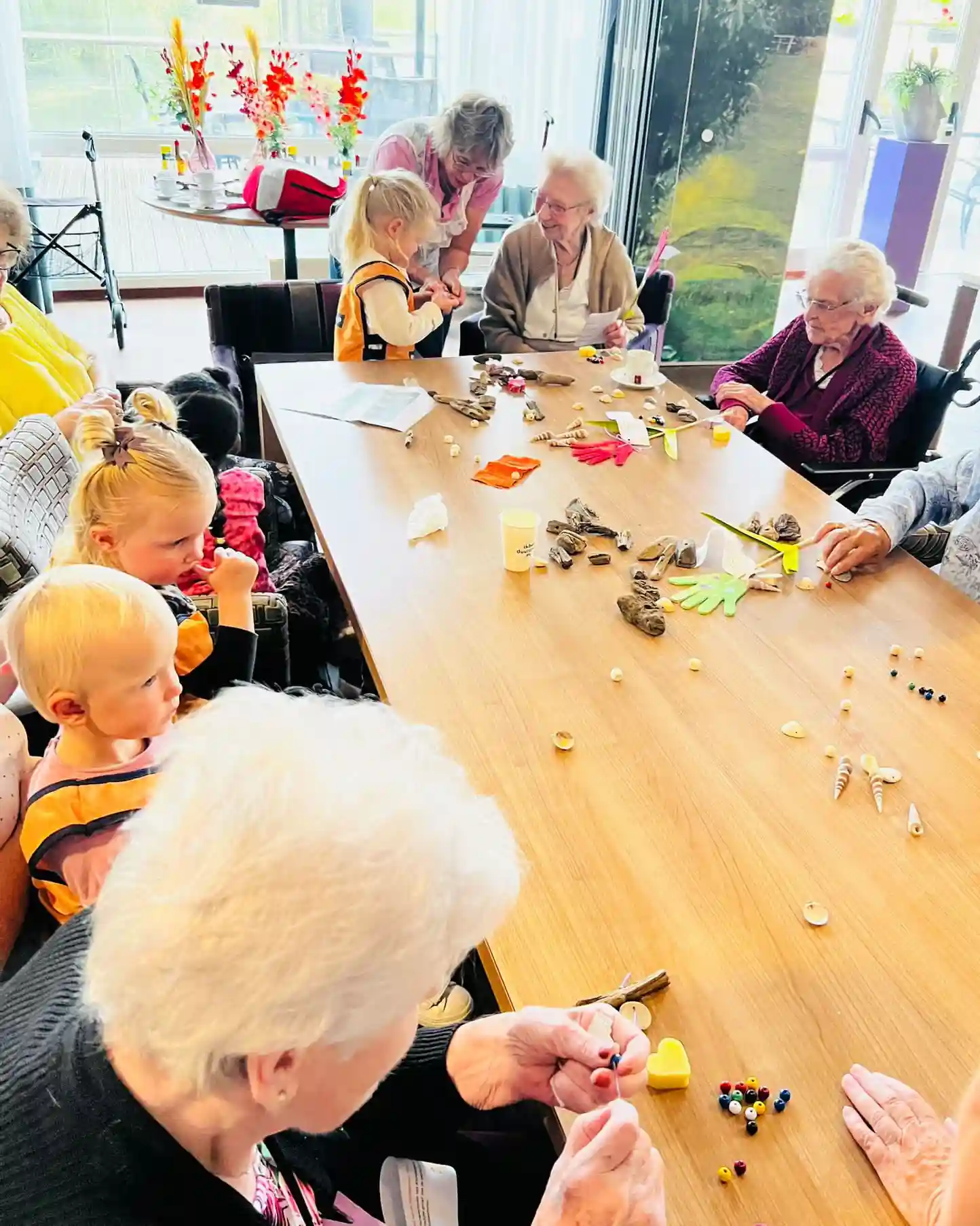 gro-up kinderen maken zeepkettingen met ouderen van verzorgingshuis de Hooge-Werf