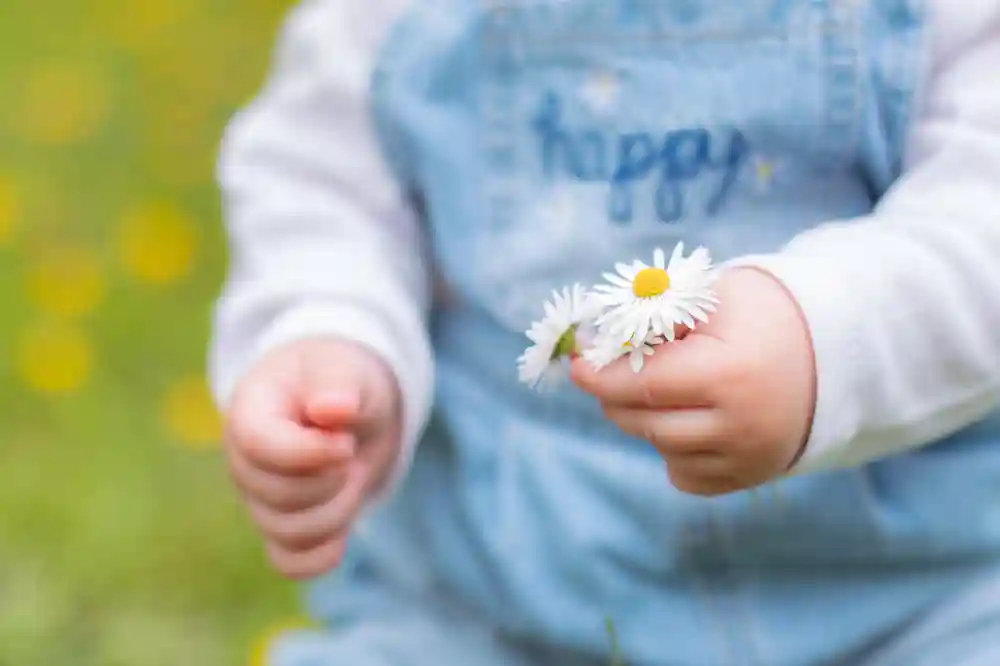 gro-up peuter met bloemen in handen