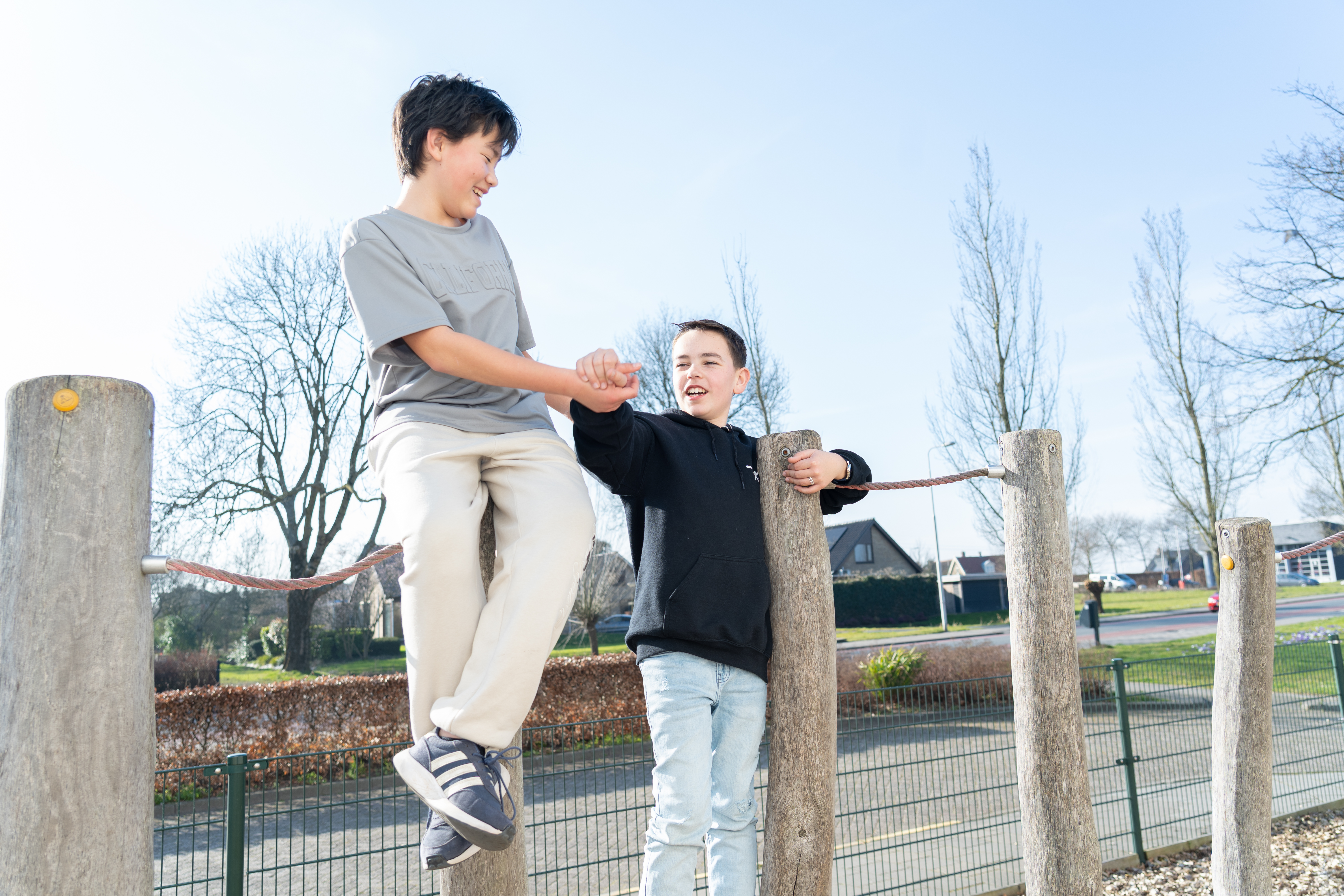 Jongens hangen in de boom bij Buitenschoolse opvang De Boomhut van gro-up