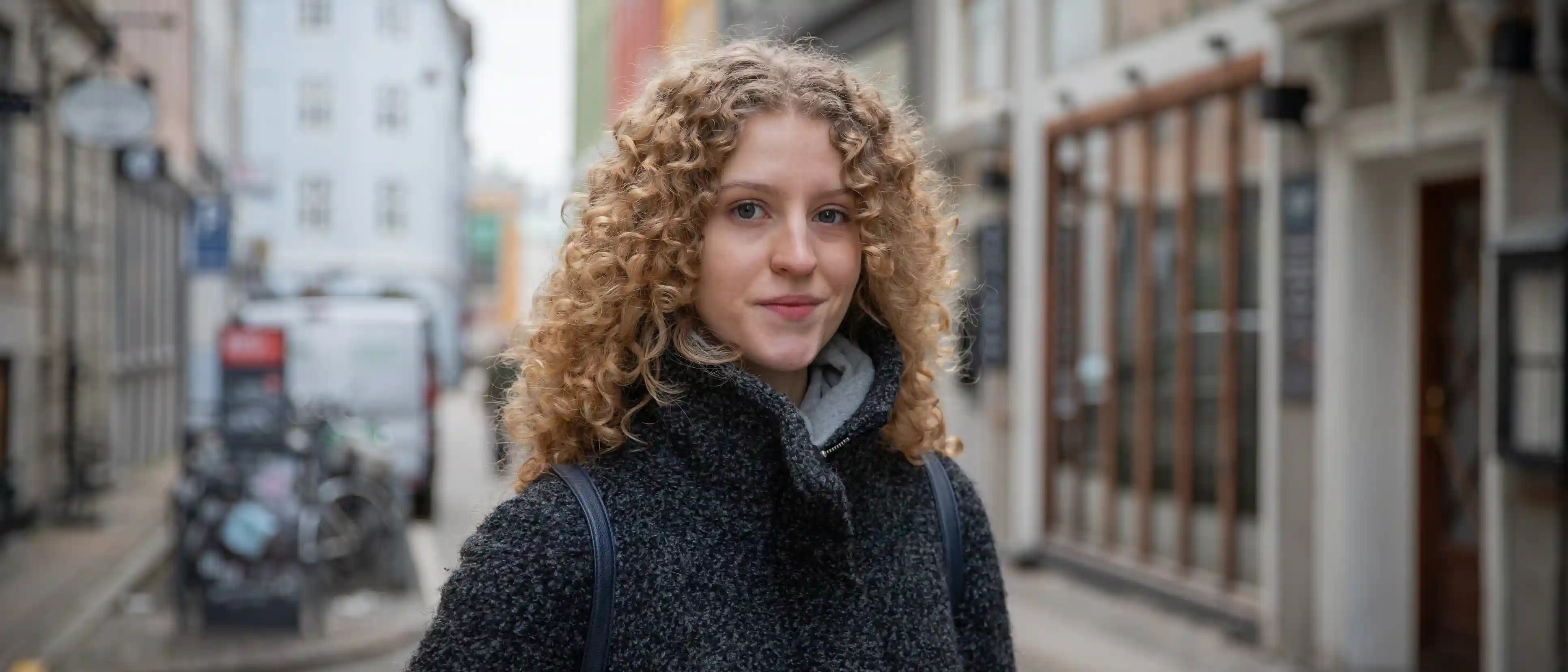 Onze buurten Waddinxveen Meisje met blonde krullen poseert op straat in Waddinxveen