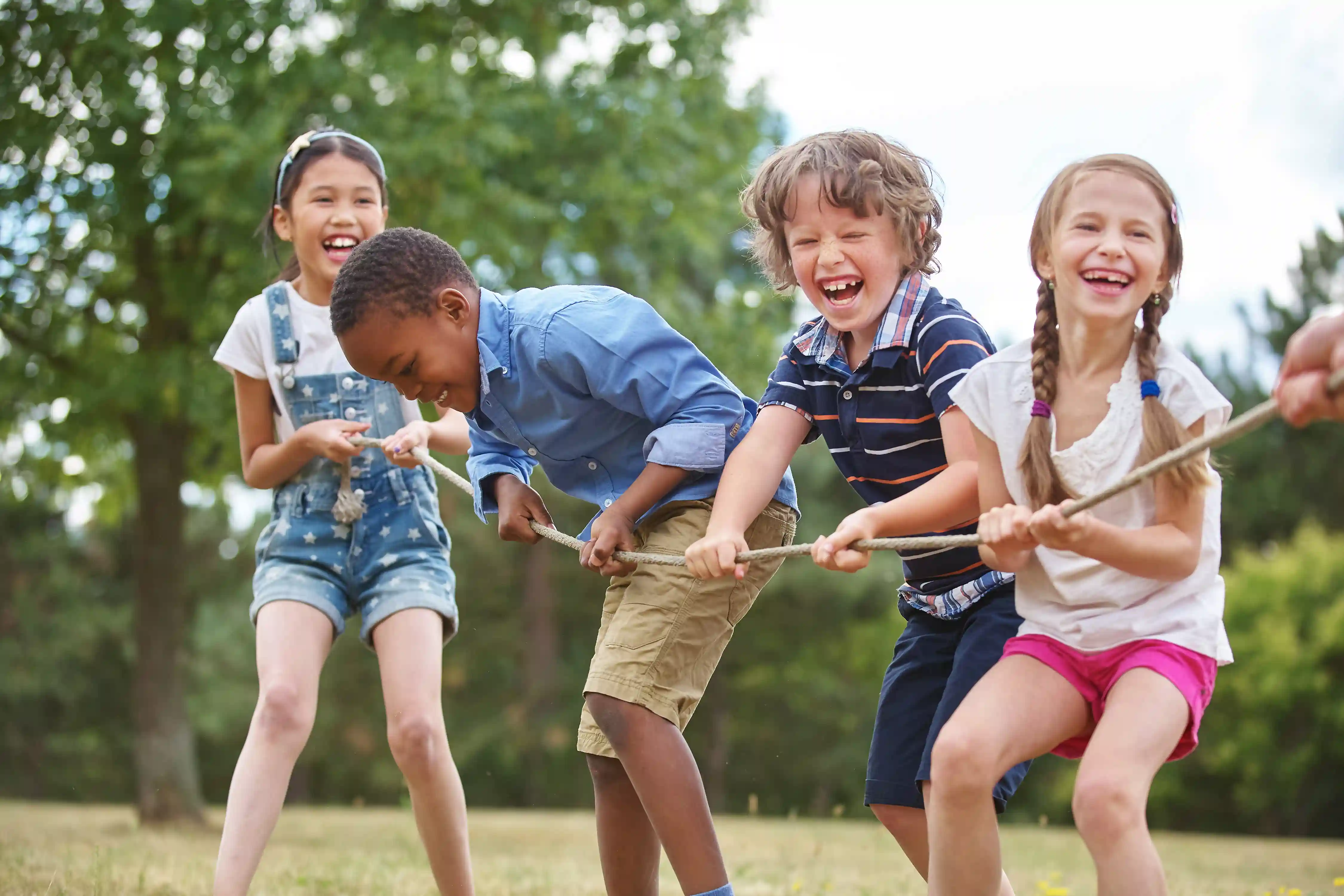 Schoolkinderen aan het touwtrekken