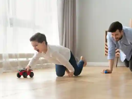 gro-up kind racet met zijn vader Samenspelen met je kind: leren van spelen
