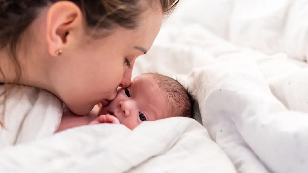 Moeder kust haar baby in Kraamzorghotel Noord van gro-up