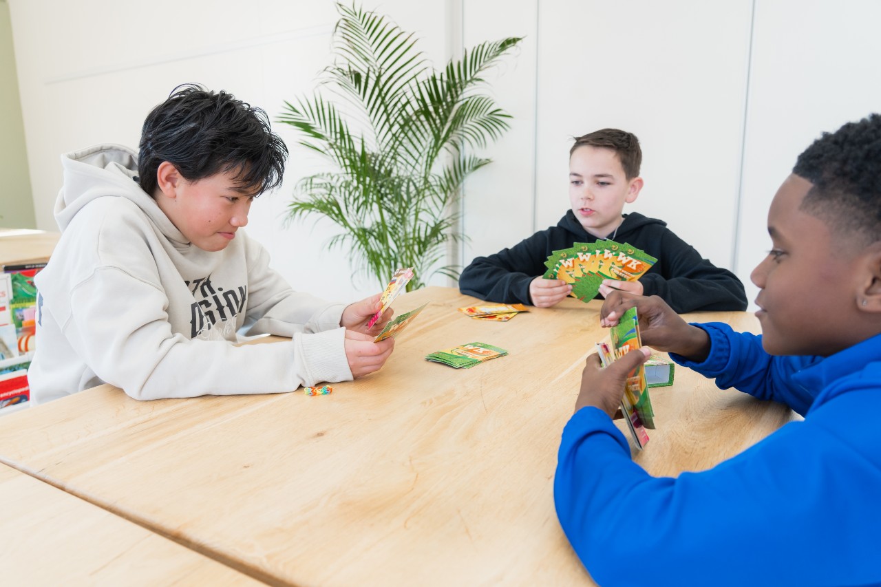 Buitenschoolse opvang Het Eendennest Schoutenhoek gro-up | Jongens spelen een kaartspel