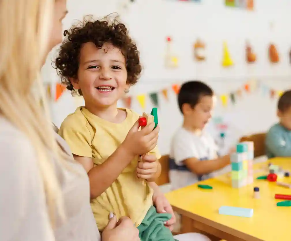gro-up kind word vastgehouden op het kinderdagverblijf
