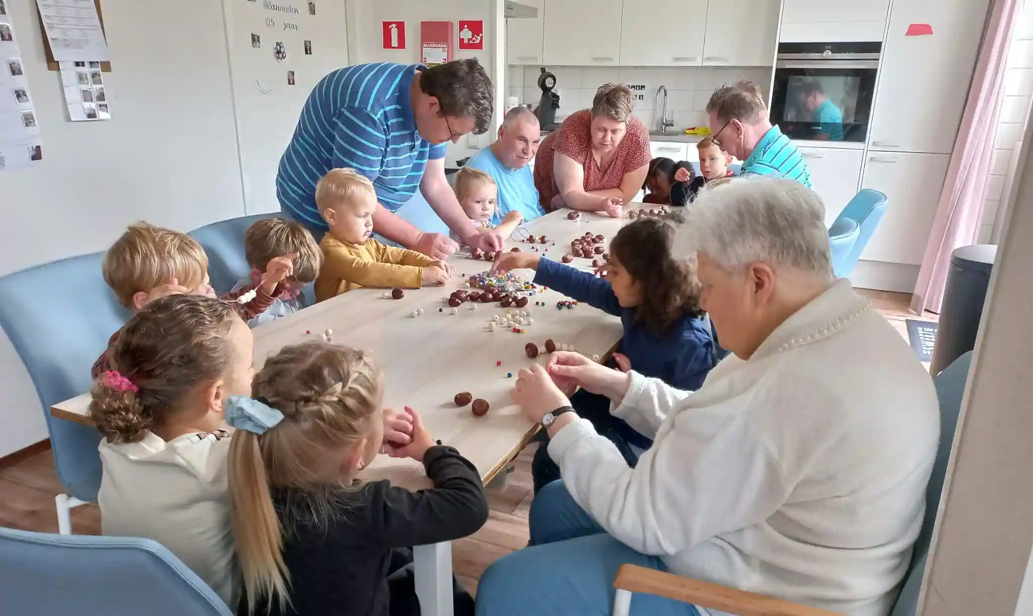 gro-up kinderen maken zeepkettingen met ouderen van verzorgingshuis de Hooge-Werf