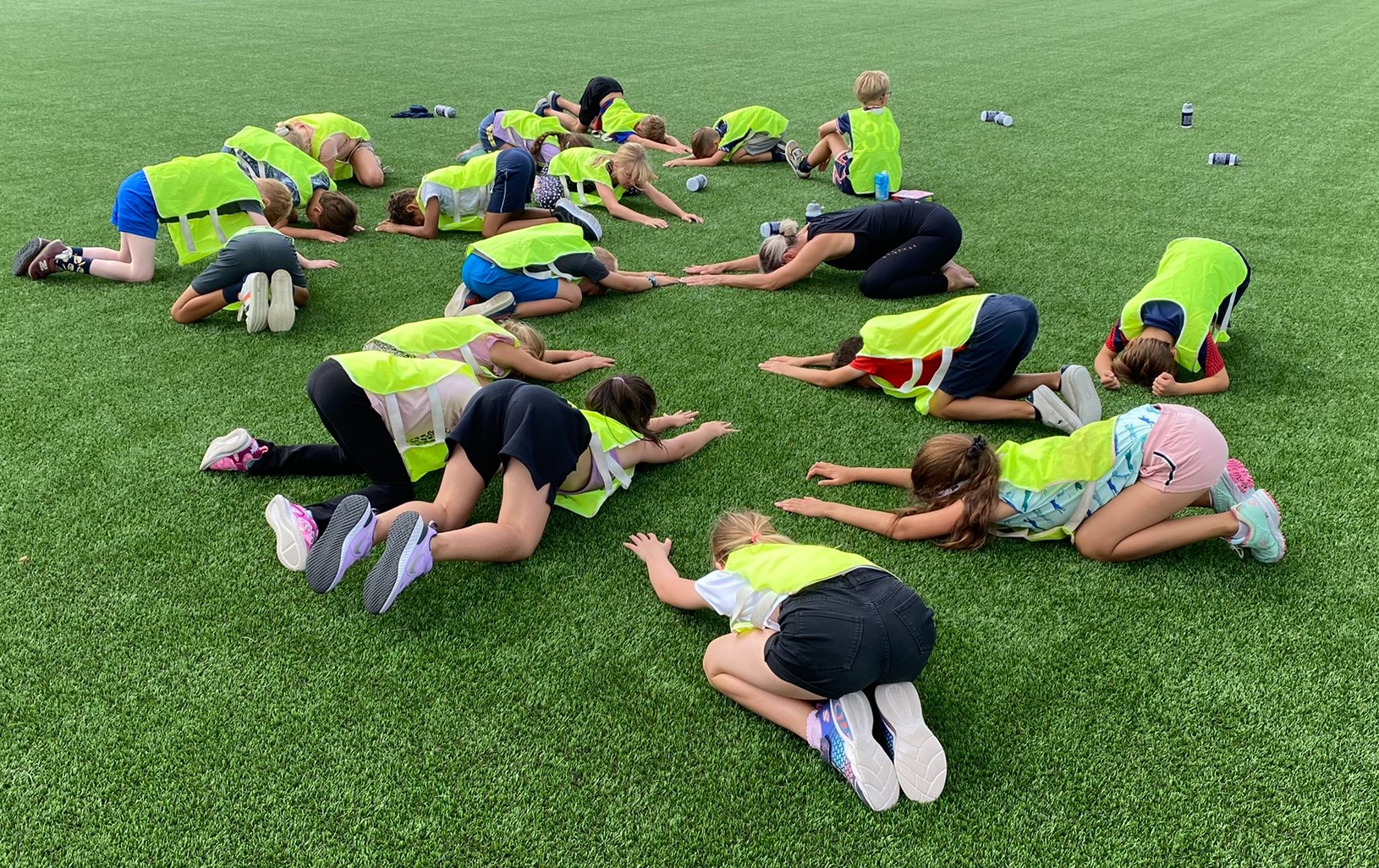 gro-up kinderen doen yoga tijdens de zomerspelen