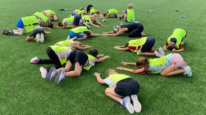 gro-up kinderen doen yoga tijdens de zomerspelen