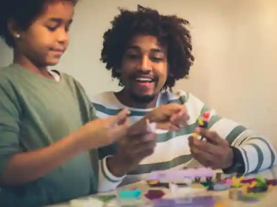 gro-up kind en vader spelen met LEGO gro-up het belang van samenspelen met je kind