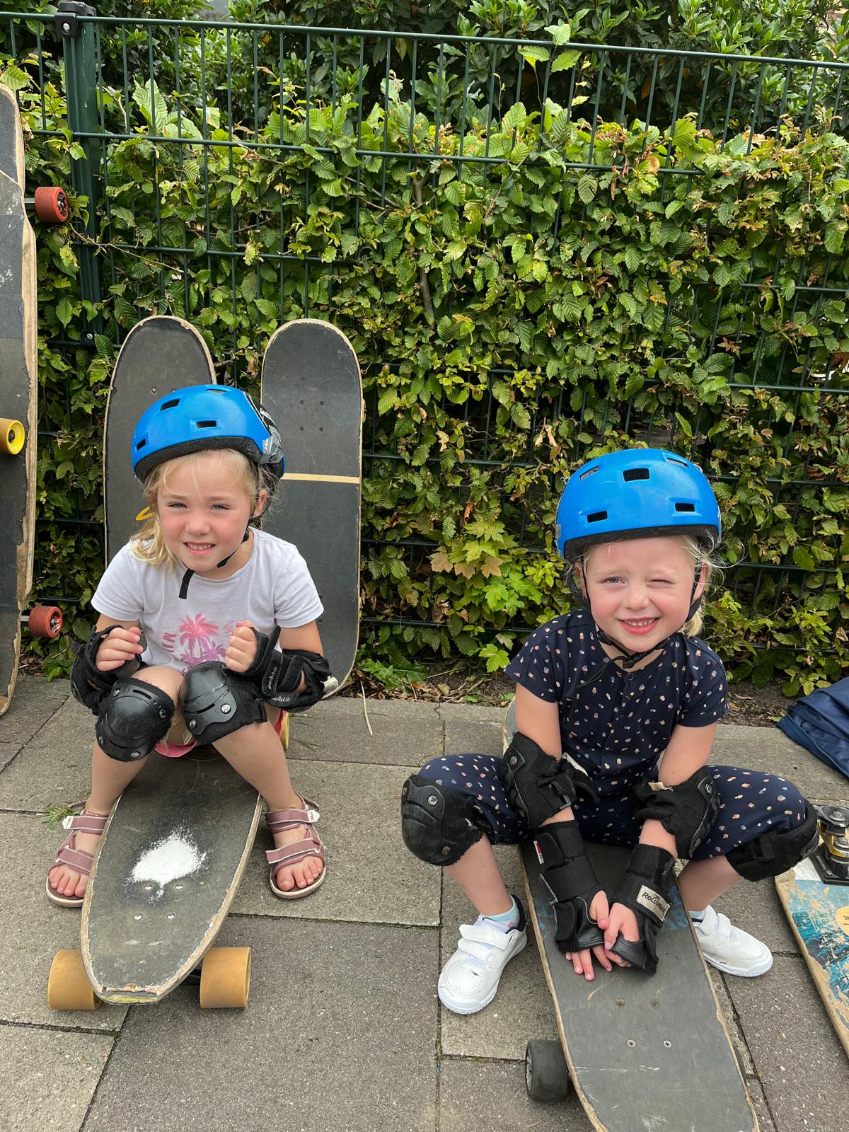 Meisjes leren skateboarden bij buitenschoolse opvang Opaal van gro-up